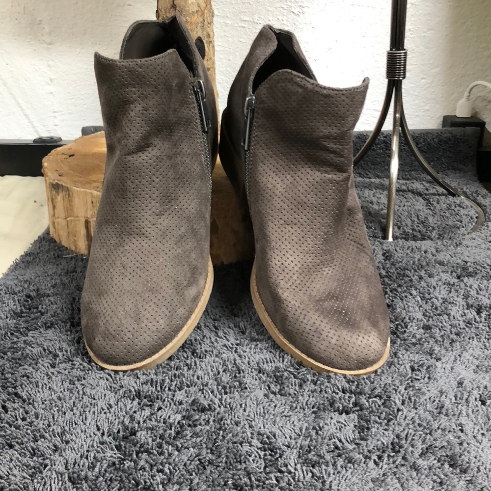Universal Thread ankle boots size 6.5